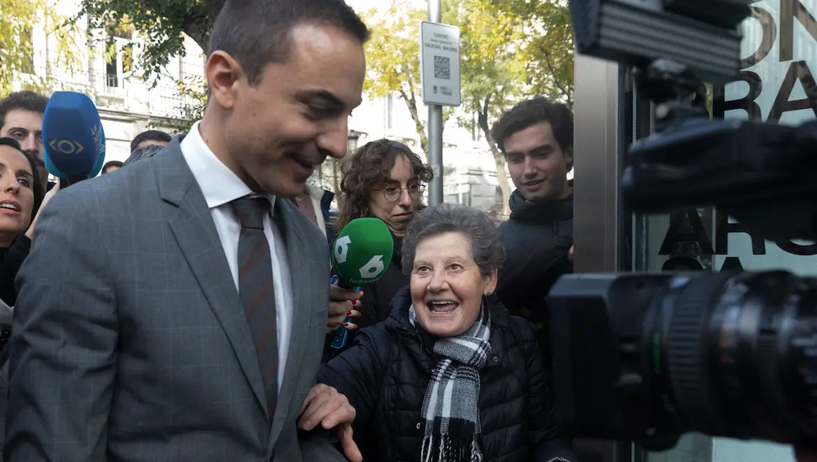 El ex secretario general del PSOE de Madrid, Juan Lobato, a su salida del Tribunal Supremo, tras testificar sobre la causa contra el fiscal general del Estado, &Aacute;lvaro Garc&iacute;a Ortiz, para que aclare el papel de Moncloa al enviarle informaci&oacute;n de la pareja de la presidenta de la comunidad de Madrid, Isabel D&iacute;az Ayuso, en el Tribunal Supremo, a 29 de noviembre de 2024, en Madrid (Espa&ntilde;a). Acude en calidad de testigo, en la causa en la que se investiga de d&oacute;nde proceden las filtraciones sobre la confesi&oacute;n de los fraudes fiscales de Alberto Gonz&aacute;lez Amador, pareja de Ayuso. Su declaraci&oacute;n coincide con el comienzo del 41 Congreso Federal del PSOE en Sevilla, un c&oacute;nclave al que Pedro S&aacute;nchez acude sin rival y que los socialistas abordan dispuestos a pasar p&aacute;gina tras la dimisi&oacute;n de Lobato.
Fecha: 29/11/2024. leer menos

Firma: Eduardo Parra / Europa Press