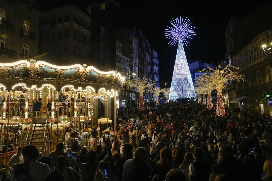 Cientos de personas asisten al encendido de las luces de Navidad en Porta do Sol, en Vigo. EP