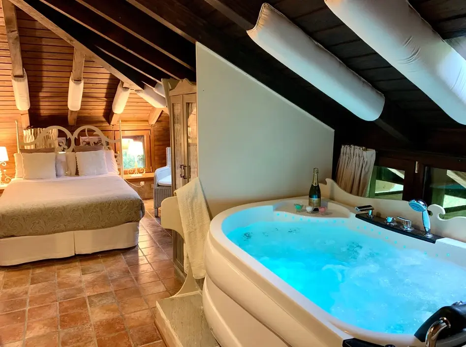 Una de las habitaciones del hotel. / Akla