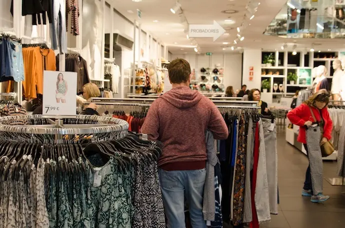 Varias personas comprando ropa. / EP