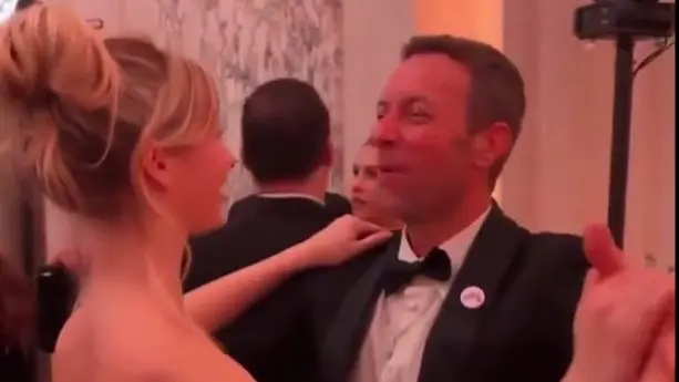 Chris Martin baila junto a su hija, Apple Martin. / Red social X