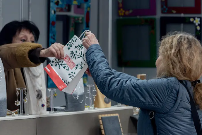 Una persona comprando joyas en oferta. / EP