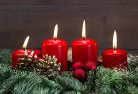 Varias velas de adviento encendidas. / Red social X