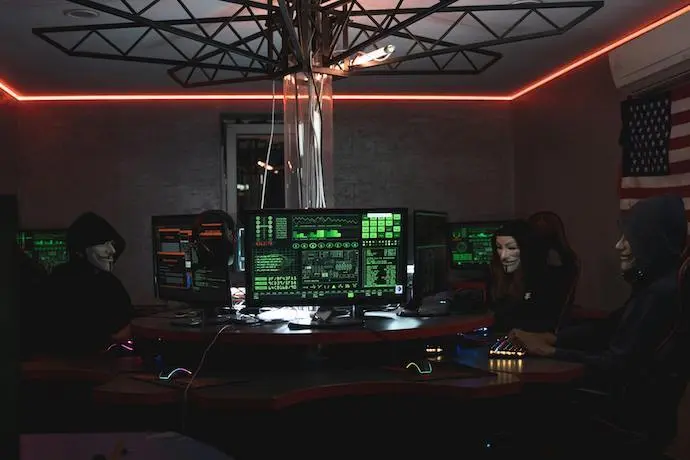 Un grupo de hackers con el ordenador. / A.E