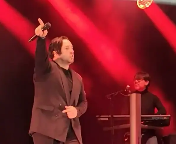 Captura del v&iacute;deo que se ha hecho viral en redes sociales de cantante David Bustamante en un concierto. / RSX