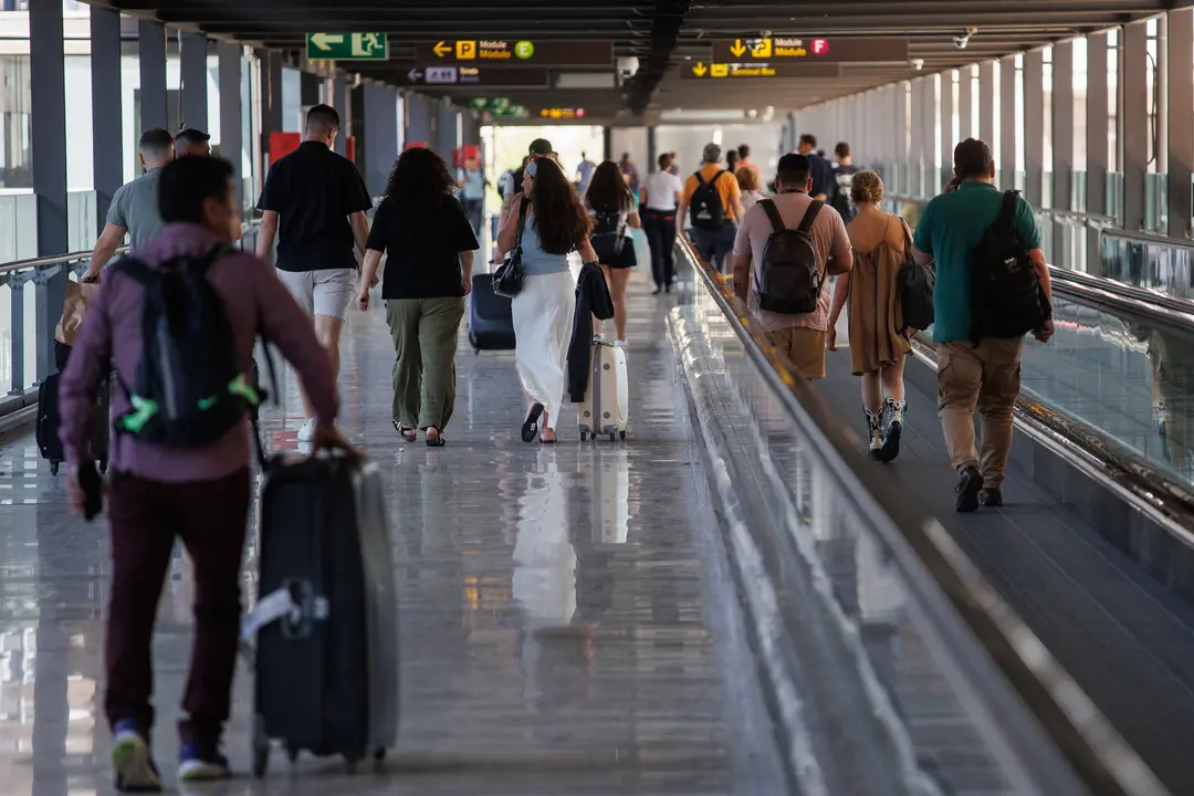Varias personas con maletas en la terminal T4 del Aeropuerto Adolfo Su&aacute;rez Madrid-Barajas. / Alejandro Mart&iacute;nez V&eacute;lez