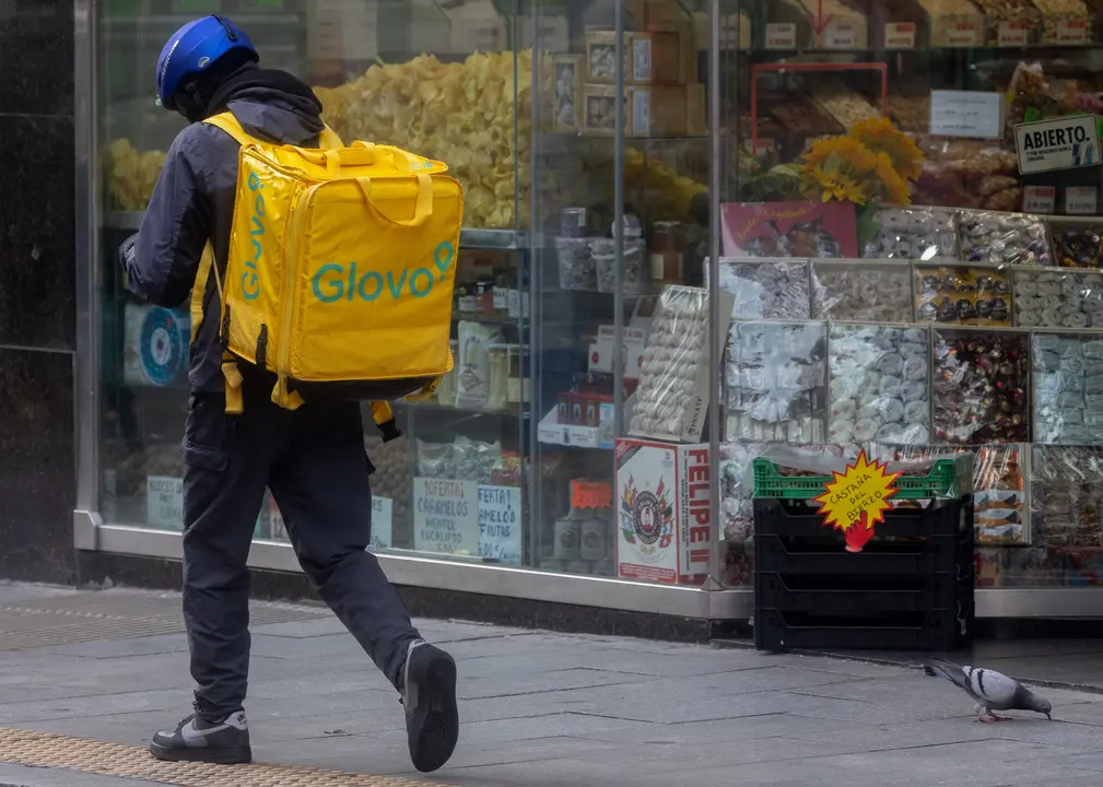 Un repartidor de Glovo durante su jornada laboral. / Eduardo Parra