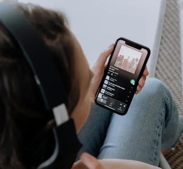 Una persona escuchando una lista de reproducci&oacute;n de Spotify. / A.E