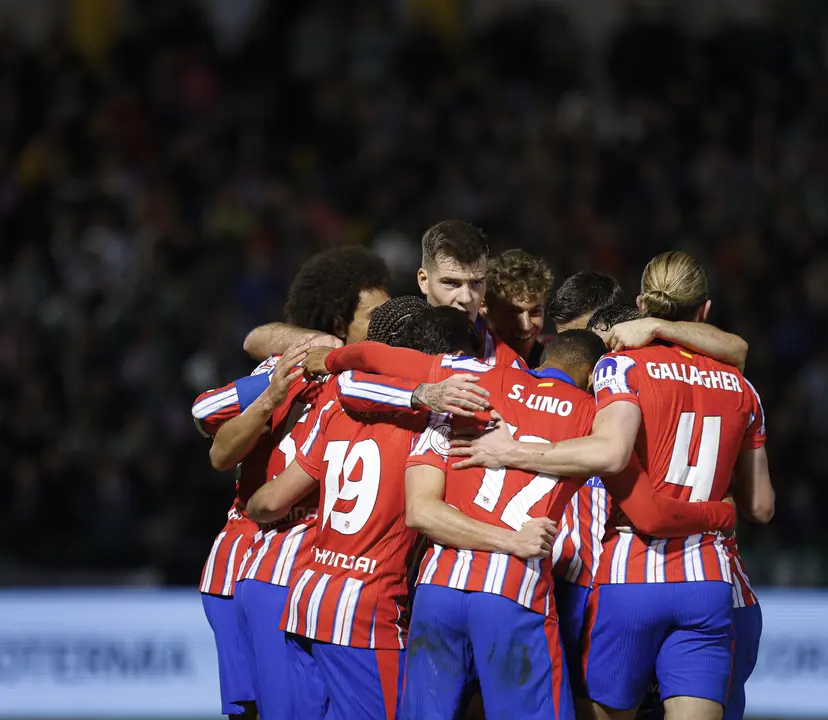 Los jugadores del Atl&eacute;tico se abrazan tras uno de los goles. / Atleti