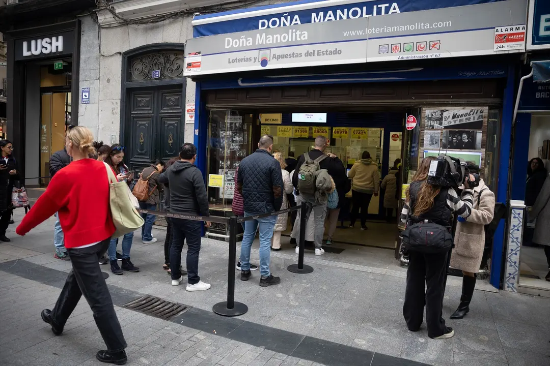 Varias personas hacen cola en la administraci&oacute;n de Loter&iacute;a de Do&ntilde;a Manolita. EP /