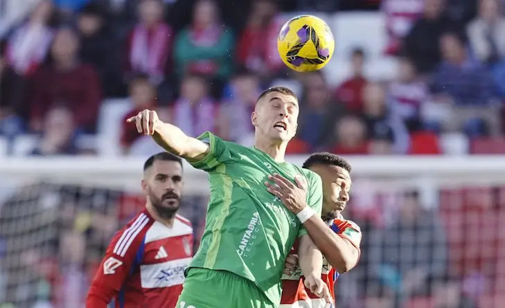Karrikaburu lucha por un bal&oacute;n a&eacute;reo. / L.H.