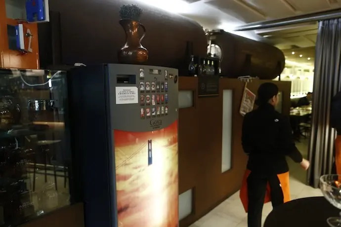 Una m&aacute;quina de tabaco en un bar. / EP