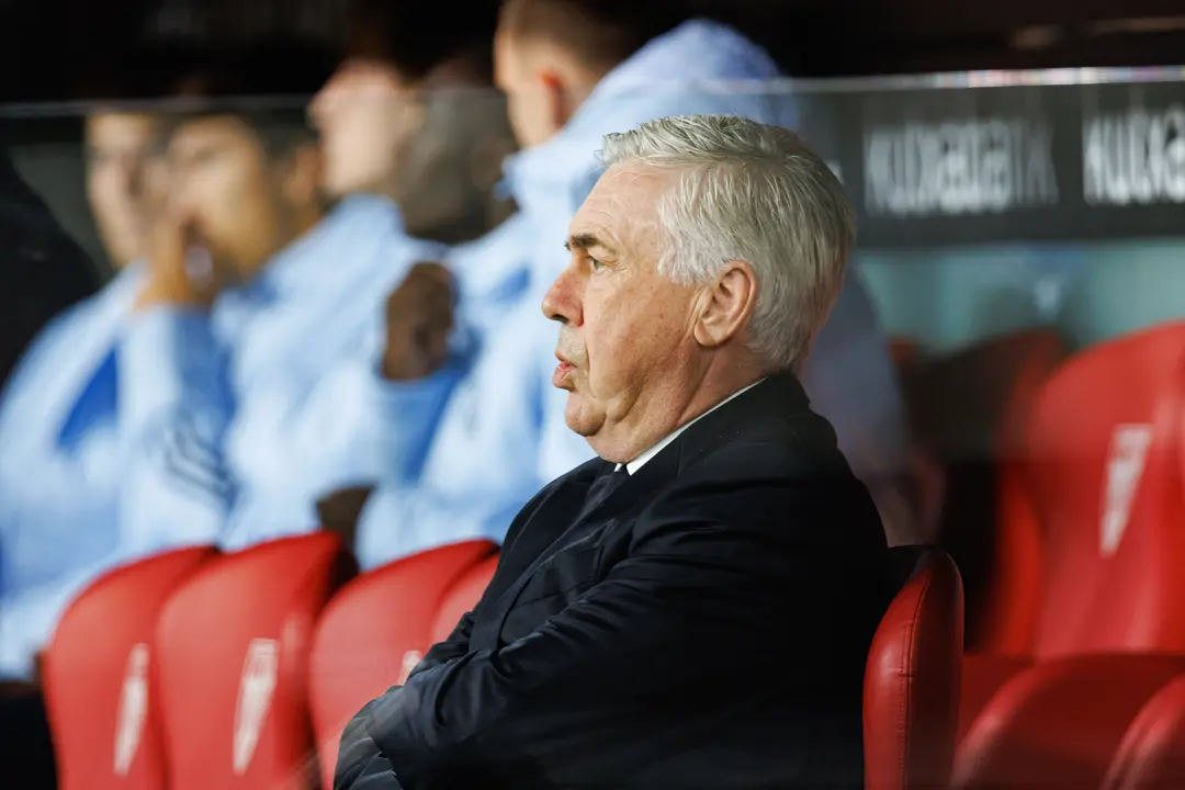 Ancelotti en el banquillo durante el partido ante el Athletic. / Maciej Rogowski