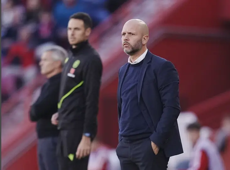 Jos&eacute; Alberto, entrenador del Racing, durante el encuentro en Los C&aacute;rmenes. / L.H.