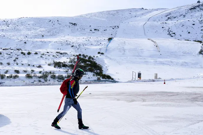Una persona camina por la estaci&oacute;n de esqu&iacute; y monta&ntilde;a de Alto Campoo. / EP
