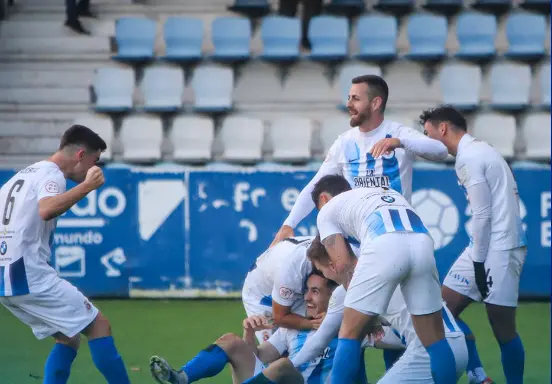 Los jugadores de la Gimn&aacute;stica celebran el gol de Chus. / RSGT