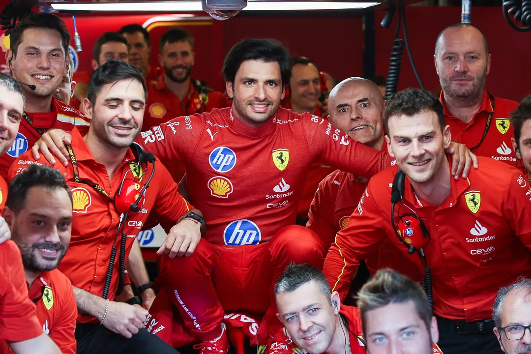 Carlos Sainz con los mec&aacute;nicos de Ferrari. / EP