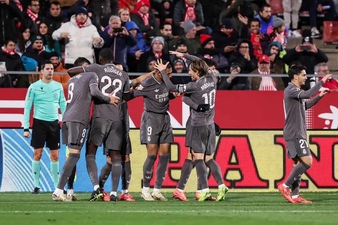 Los jugadores del Real Madrid celebran el gol de Mbapp&eacute; ante el Girona. / EP