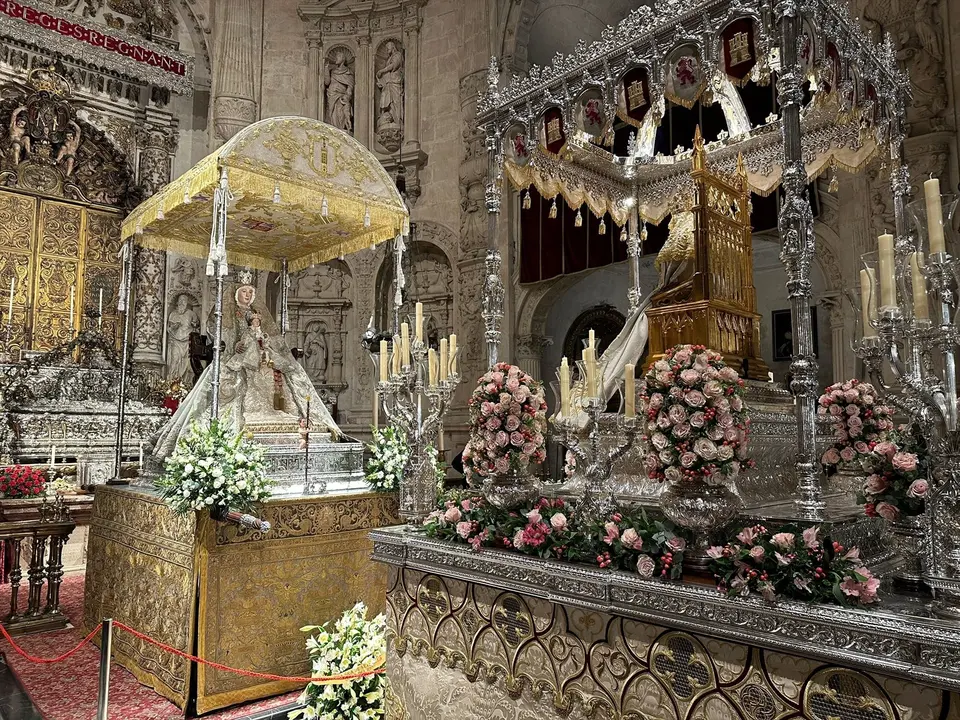 Los pasos de la Virgen de los Reyes y la de Valme, frente a frente en la Capilla Real de la Catedral. EP