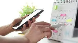 Una persona mirando un calendario. / Red social X