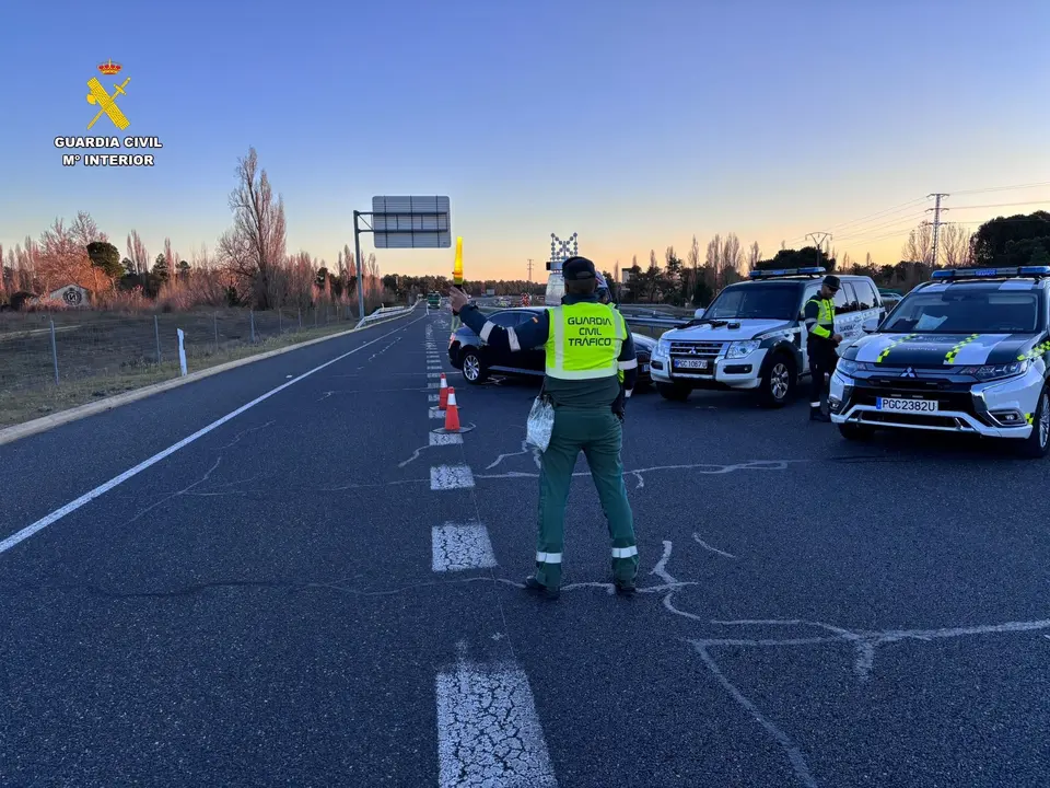 Control de tr&aacute;fico de la Guardia Civil. / EP