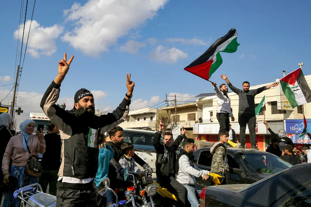 Los sirios celebran la ca&iacute;da del r&eacute;gimen. / Marwan Naamani