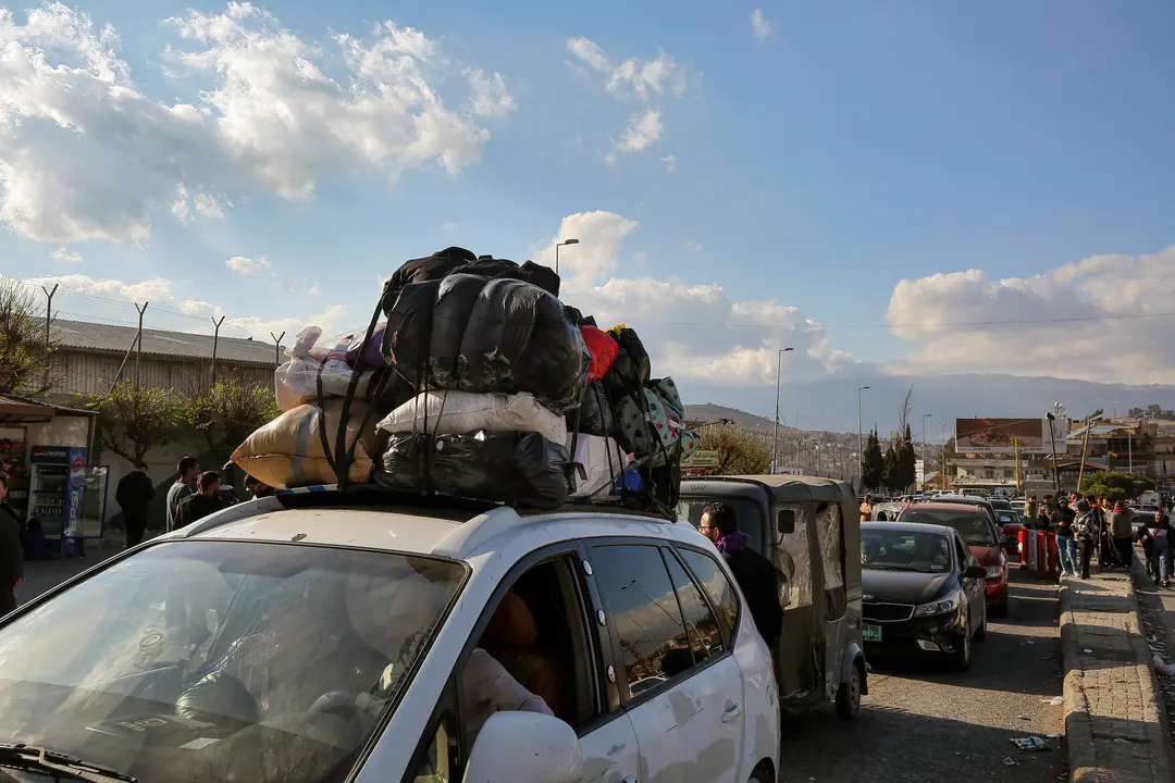 Una fila de coches con sirios refugiados. / Marwan Naamani