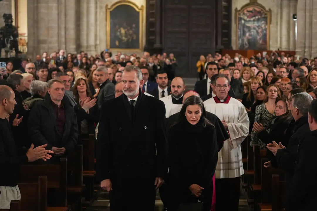 Los Reyes Felipe VI y Letizia durante la misa funeral por los fallecidos en las inundaciones provocadas por la DANA. / Jorge Gil