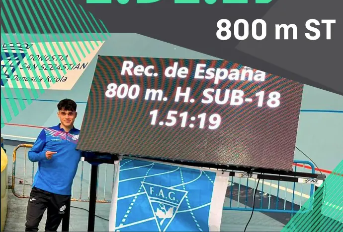 Aaron Ceballos posa junto al cron&oacute;metro que certifica su r&eacute;cord de Espa&ntilde;a Sub18 en 800 metros Short Track, con un impresionante 1:51.19.