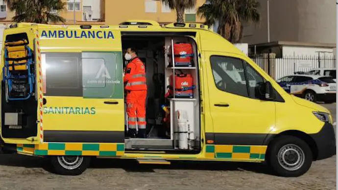 Hasta el lugar del siniestro acudieron r&aacute;pidamente tres ambulancias, cuyos equipos m&eacute;dicos solo pudieron certificar la muerte de la mujer. / EP