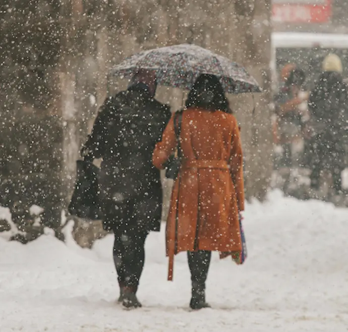 Dos personas caminan por la calle en un d&iacute;a de nieve. / A.E
