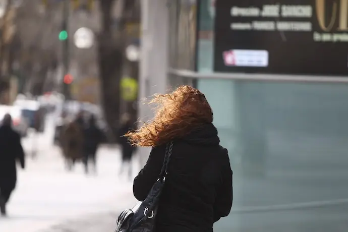 Una mujer da un paseo por Reinosa en un d&iacute;a de viento y frio. / EP