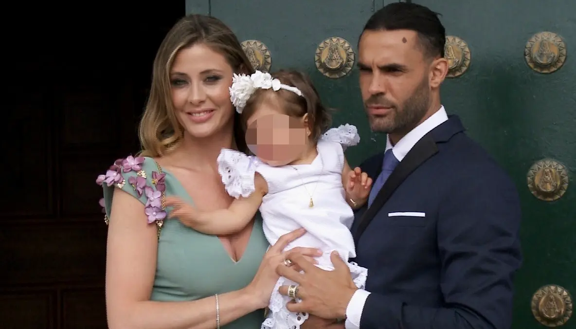 Elisabeth Reyes durante el bautizo de su hija. EP / Archivo