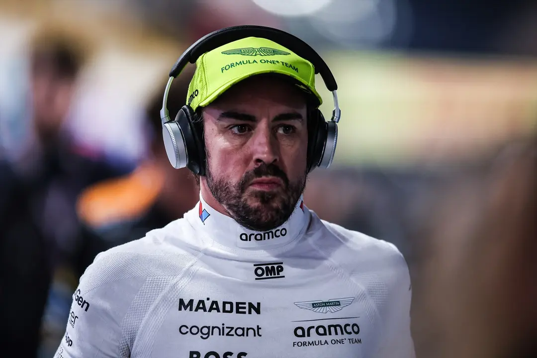 Fernando Alonso concentrado antes del GP de Qatar. / EP