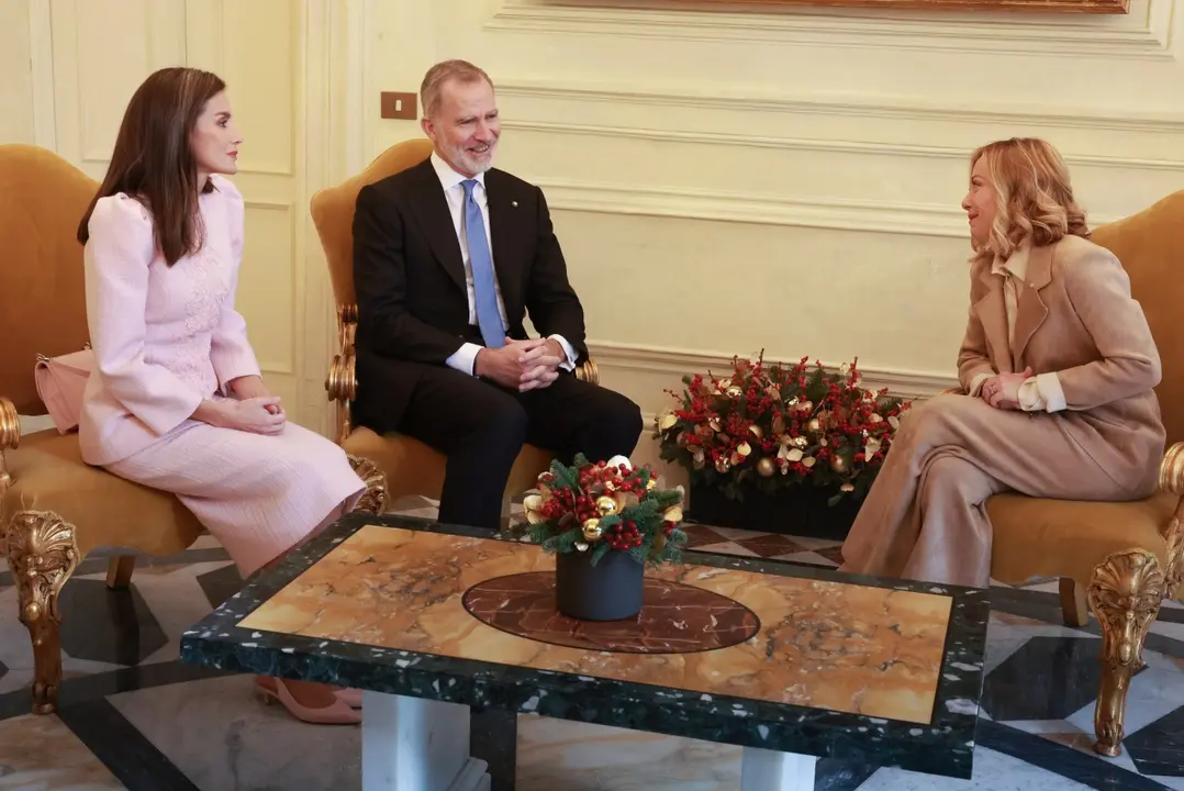 Los Reyes Felipe VI y Letizia se re&uacute;nen con la primera ministra italiana, Giorgia Meloni, durante su visita de Estado a Italia. / CASA S. M. EL REY