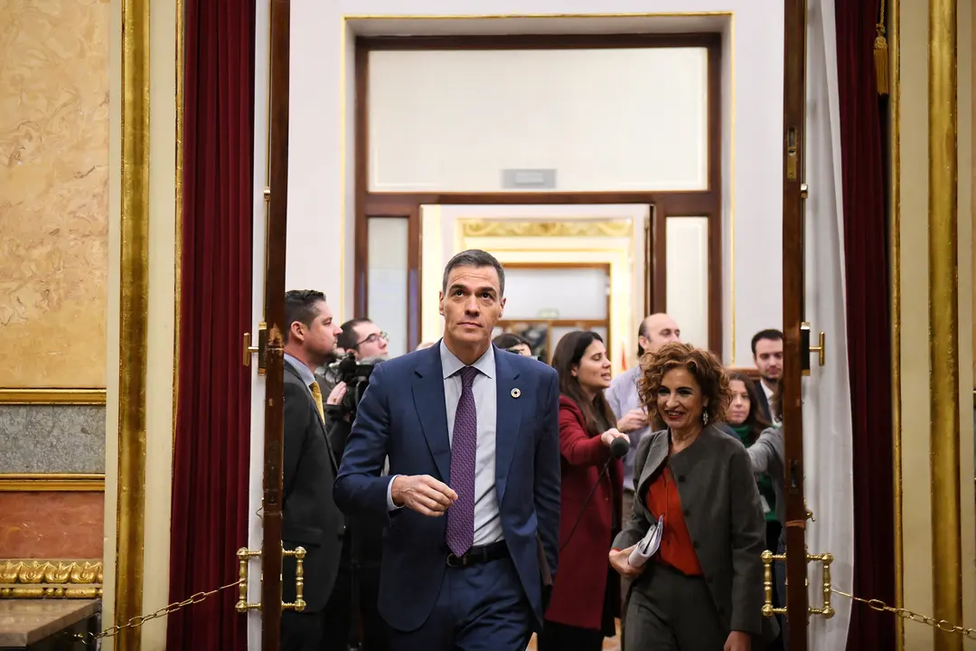 El presidente del Gobierno, Pedro S&aacute;nchez y la vicepresidenta primera y ministra de Hacienda, Mar&iacute;a Jes&uacute;s Montero, llegan a una sesi&oacute;n de control. / Fernando S&aacute;nchez