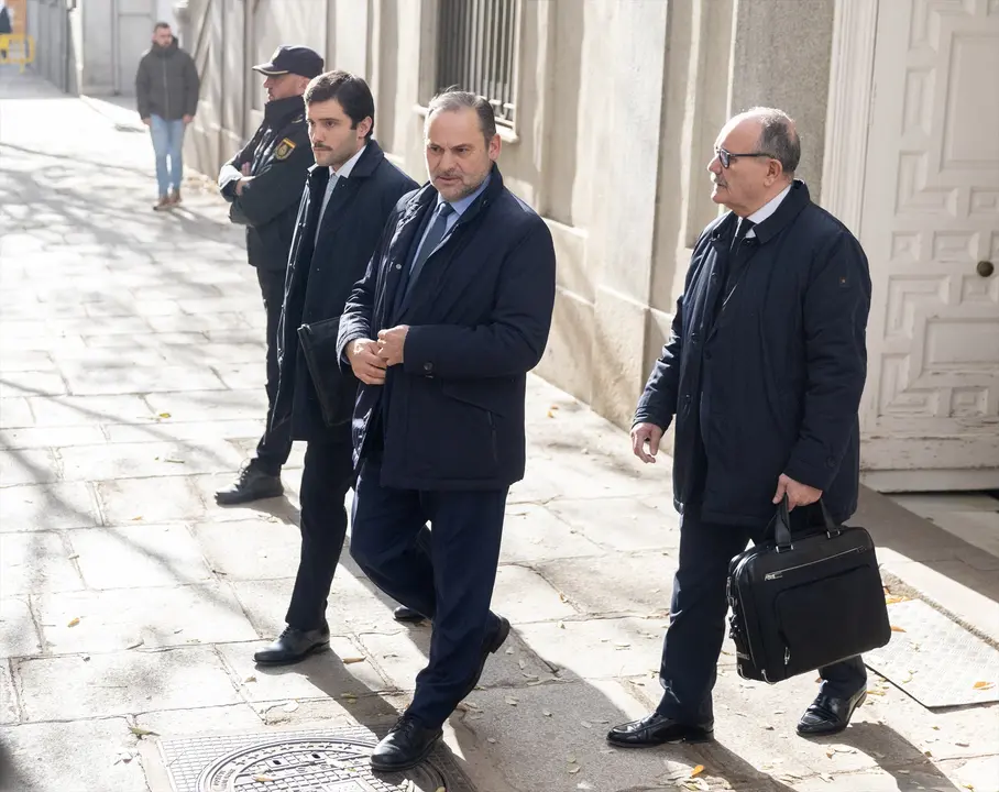 El exministro de Transportes, Jos&eacute; Luis &Aacute;balos, a su salida tras declarar como imputado por el &lsquo;caso Koldo&rsquo;. / Eduardo Parra
