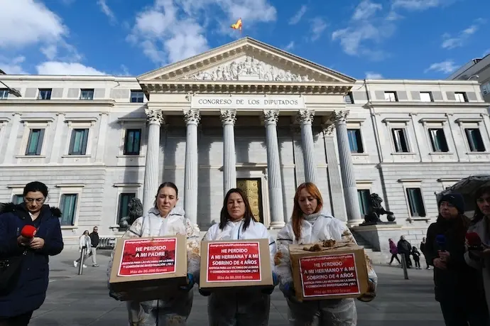 (I-D) Las afectadas por la DANA, Meri Gonz&aacute;lez, Maite Pag&aacute;n y Yolanda Garrido, antes de la entrega en el congreso m&aacute;s de 65.000 firmas pidiendo justicia para las v&iacute;ctimas de la DANA y para abrir una investigaci&oacute;n por la gesti&oacute;n, en el congreso de los diputados, a 12 de diciembre de 2024, en Madrid (Espa&ntilde;a). La hija de un hombre fallecido en la DANA que en octubre arras&oacute; la provincia de Valencia registra en el Congreso de los Diputados m&aacute;s de 65.000 firmas recogidas en la plataforma change.org que apoyan su petici&oacute;n de justicia y de apertura de una comisi&oacute;n de investigaci&oacute;n. La DANA del 29 de octubre ha dejado un balance de al menos 222 fallecidos, cuatro desaparecidos y m&aacute;s de 80 municipios valencianos arrasados por el agua y el fango, muchos de los cuales todav&iacute;a pugnan por volver a una m&iacute;nima normalidad.

Alberto Ortega / Europa Press
12 DICIEMBRE 2024;FAMILIARES;FALLECIDOS;DANA;CONGRESO;FIRMAS;INVESTIGACI&Oacute;N
12/12/2024