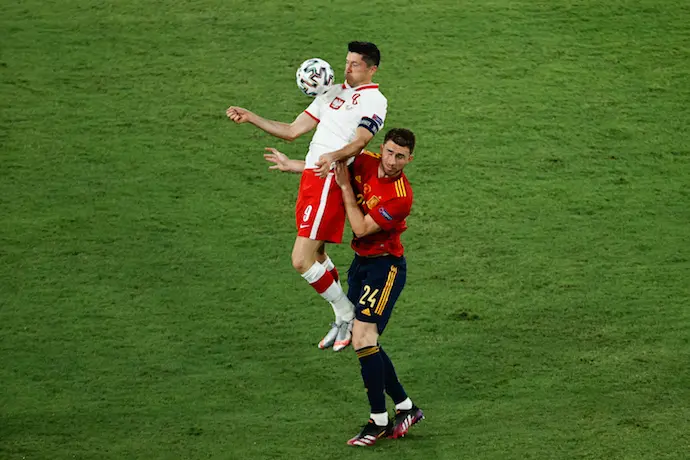 Robert Lewandowski y Aymeric Laporte. / Archivo / EP