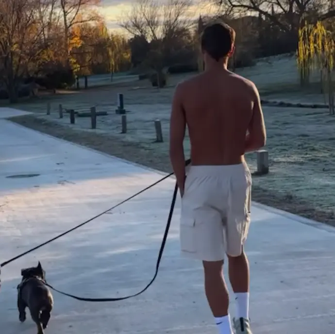 Marcos Llorente paseando sus perros sin camiseta. / IG