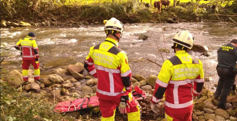 Los servicios de emergencia trabajan en el rescate del cuerpo del hombre de 82 a&ntilde;os hallado en el r&iacute;o Magdalena, en Entrambasmestas. / 112 Cantabria.