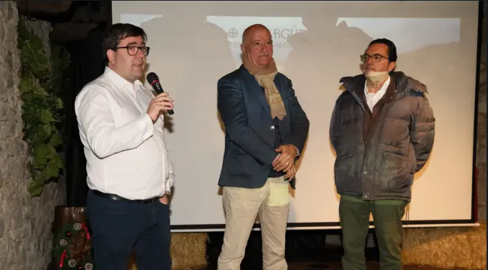 El director c&aacute;ntabro, Richard Zubelzu en la presentaci&oacute;n del documental.