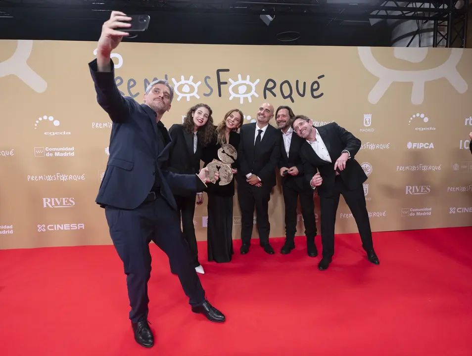 Parte del equipo de la pel&iacute;cula 'El 47' se hace un selfie con los premios a Mejor largometraje de ficci&oacute;n y Premio al cine en educaci&oacute;n y valores. Alberto Ortega