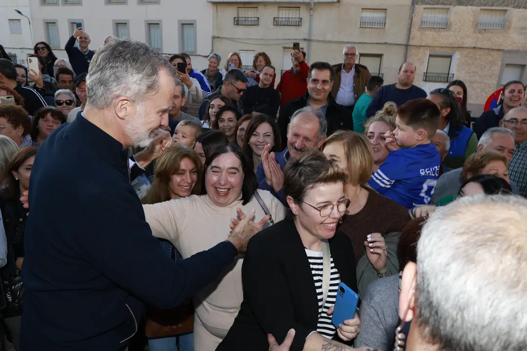 El Rey Felipe VI saluda durante la visita a la localidad de Letur, tres semanas después de la DANA. / EP