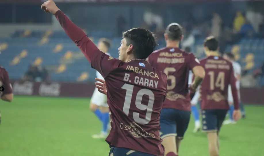 Los jugadores del Pontevedra tras marcar el gol, durante el partido ante la Gimn&aacute;stica de Torrelavega. / X