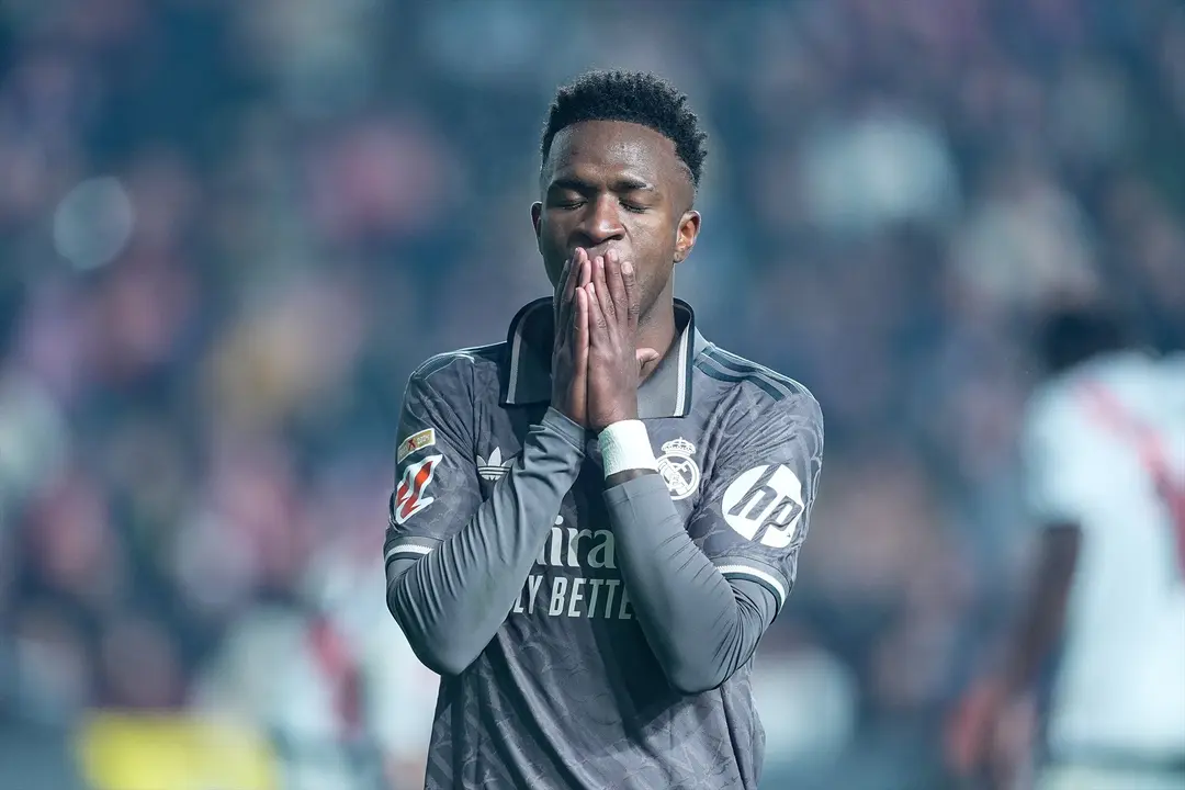 Vinicius Junior, jugador del Real Madrid, lamenta una acci&oacute;n durante el partido de LaLiga EA Sports entre el Rayo Vallecano y el Real Madrid, disputado en el Estadio de Vallecas. Foto: AFP7 / Europa Press