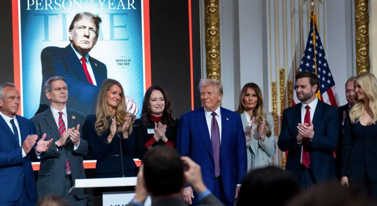 Donald Trump, acompa&ntilde;ado por miembros de su gabinete, durante la ceremonia de entrega del premio "Persona del A&ntilde;o" de la revista TIME en la Bolsa de Nueva York (NYSE), en Nueva York.  / X