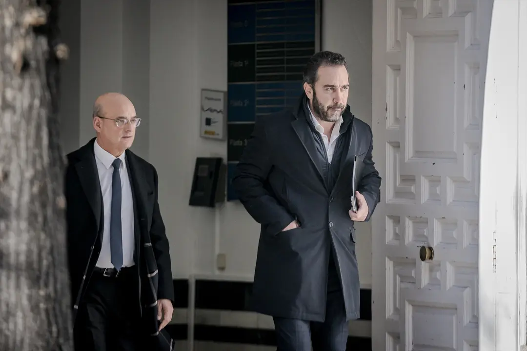 El abogado de V&iacute;ctor de Aldama, Jos&eacute; Antonio Chocl&aacute;n (i) y el empresario V&iacute;ctor de Aldama (d), salen del Tribunal Supremo. / A. P&eacute;rez Meca