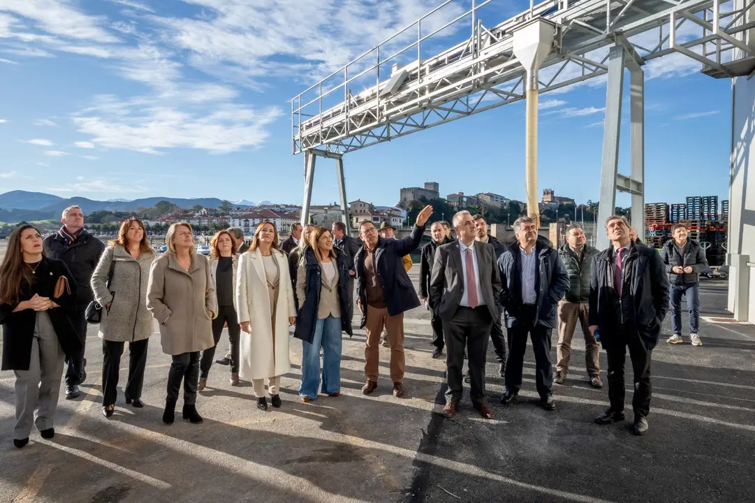 La presidenta de Cantabria, Mar&iacute;a Jos&eacute; Sa&eacute;nz de Buruaga, durante la visita a la f&aacute;brica de hielo de San Vicente de la Barquera. / EP