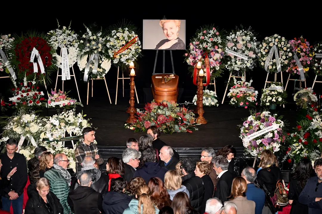 Chema Prado y Mar&iacute;a Isasi asisten a la capilla ardiente de Marisa Paredes en el Teatro Espa&ntilde;ol. /  Jos&eacute; Oliva